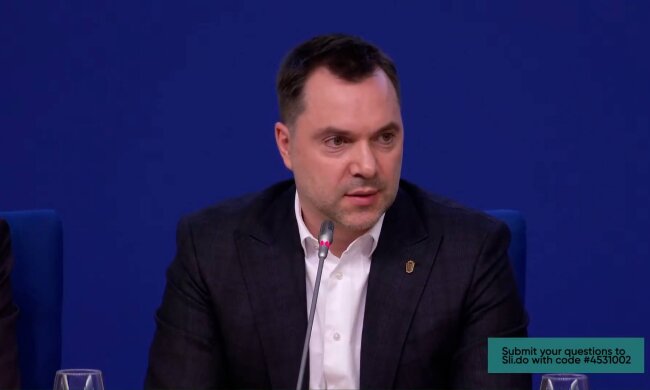 І полетіли пам'ятники: Арестович розповів, чим небезпечний демонтаж пушкіна