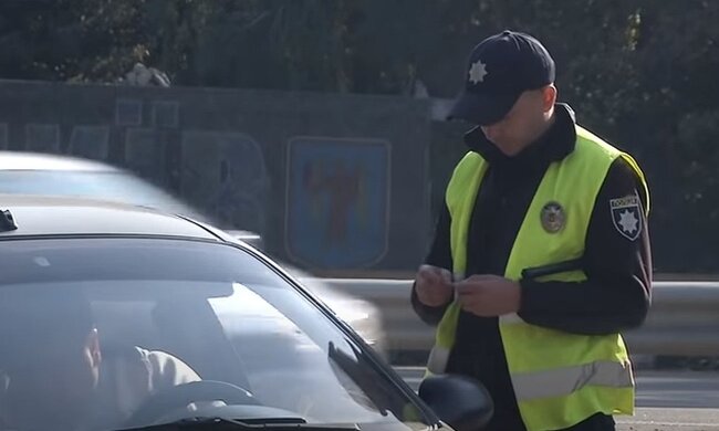 Патрульна поліція на дорозі. Фото: скріншот YouTube-відео