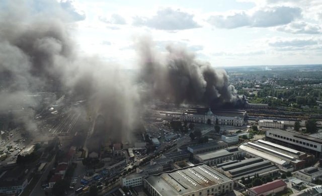 Львовский вокзал пылает. Люди паникуют, все заволокло дымом. Фото