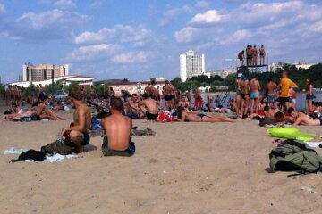 На пляжах Киева - новые флажки: стало известно, где запещено купаться