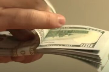 Доллары. Фото: скриншот YouTube-видео