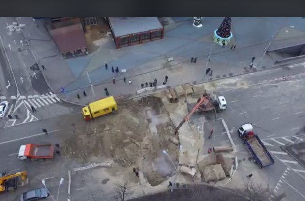Последствия ночного потопа с кипятком в Киеве: Фото: скриншот Youtube