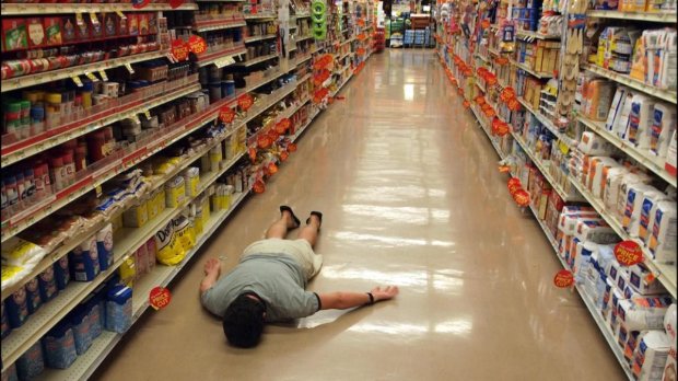 Ты не ты, когда голоден: находчивый дегустатор атакует витрины супермаркетов, видео