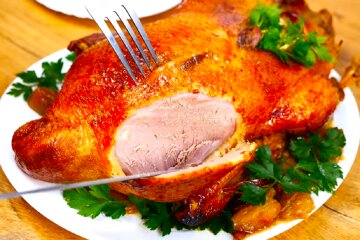 Запечена курка. Фото: YouTube