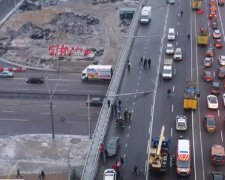 Кто виновен в падении электростолбов на Шулявском мосту. Фото: YouTube, скрин