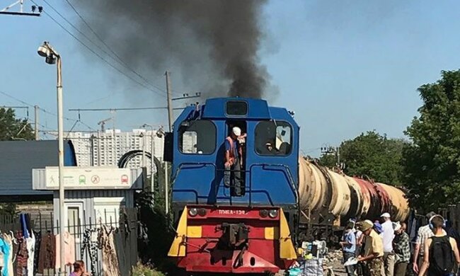 Киев возвращается в прошлое: люди устроили рынок на рейсах, как в Индии