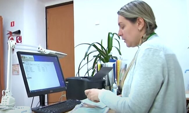 Работа за компьютером. Фото: скриншот YouTube-видео