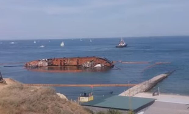Подъем затонувшего танкера. Фото: скриншот YouTube