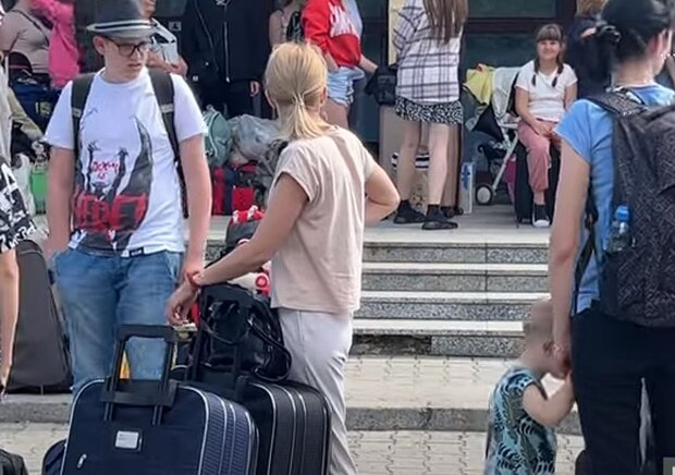 Люди з багажем. Фото: скріншот YouTube-відео