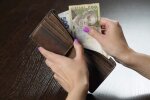 По 2000 грн в одни руки: украинцы уже могут оформить регулярную выплату
