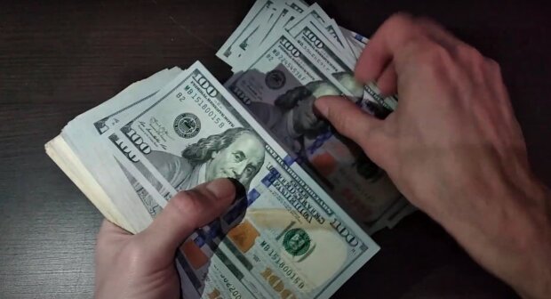 Долар. Фото: YouTube, скрін