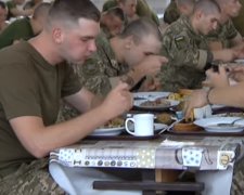 Солдаты в столовой. Фото: скриншот YouTube