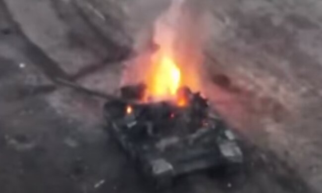 Горить танк рф. Фото: скріншот YouTube-відео