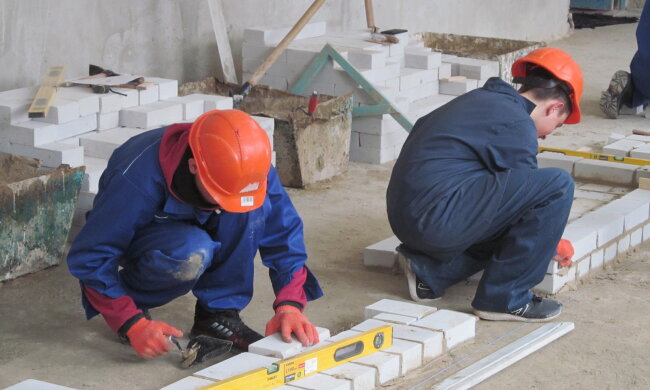 Маляр, штукатур, робітничі професії, зарплата. Фото: Telegram