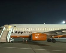 Самолет Boeing 737-700 NG авиакомпании SkyUp, скриншот YouTube