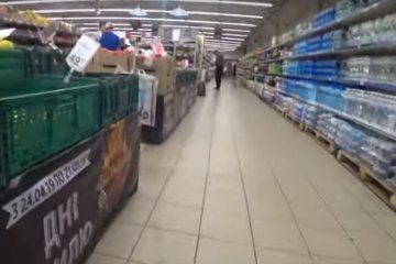 Как обрабатывать продукты после супермаркета во время эпидемии. Фото: скриншот YouTube