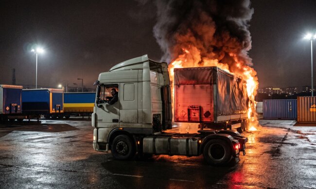 палаюча фура Київ обстріл пожежа склад