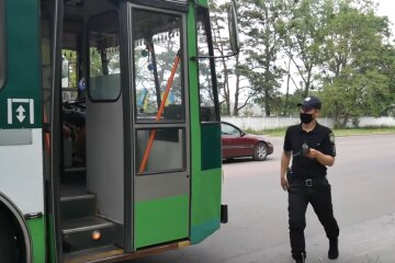 В общественный транспорт нагрянула полиция. Фото: youtube