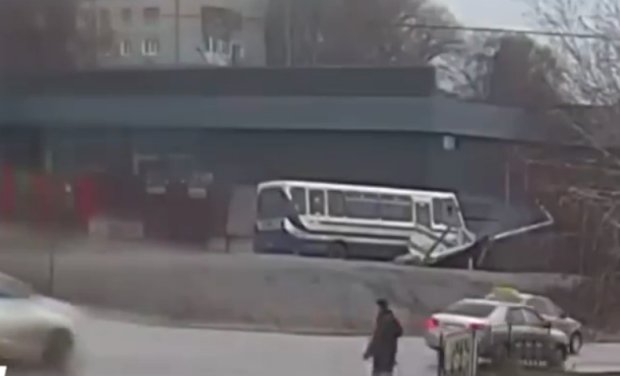 ДТП со школьным автобусом, фото: скриншот с видео Украина Сейчас