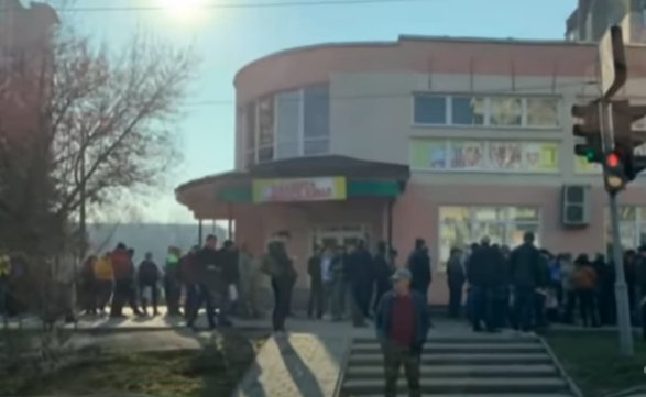 Визовый центр. Фото: скриншот YouTube