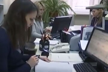 Работа за компьютером. Фото: скриншот YouTube-видео