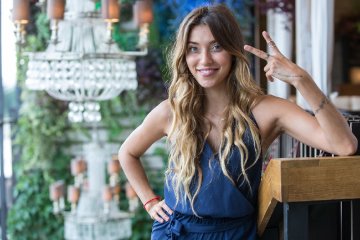 Регина Тодоренко засветила стройные ножки в колготках: а разве юбку не нужно одевать