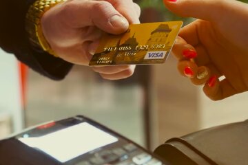 Банковская карта. Фото: YouTube