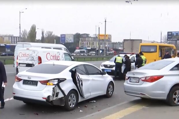 Авария на остановке в Киеве. Фото: скриншот Youtube-видео