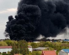 Киев пылает: темные облака копоти окутали столицу. Первые фото дикого пожарища