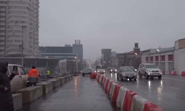 Конструкция нового путепровода вызвала недоумение киевлян, фото: скриншот с YouTube