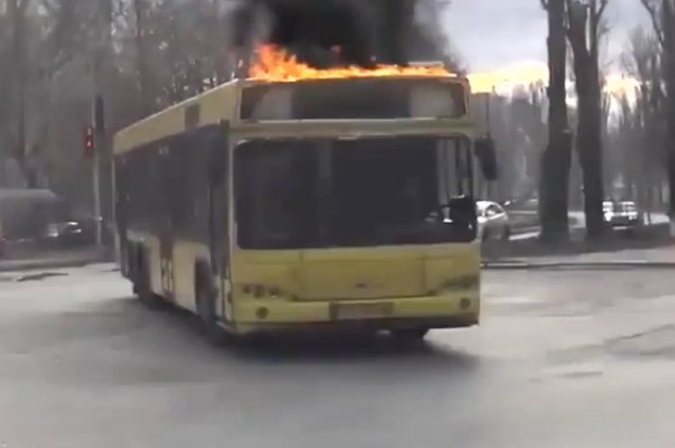 В Киеве загорелся автобус, скриншот видео