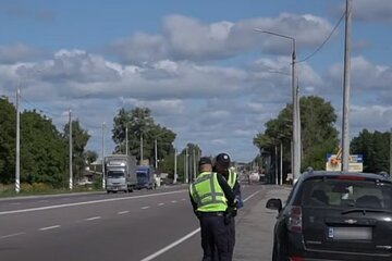 Патрульна поліція на дорозі. Фото: скріншот YouTube-відео