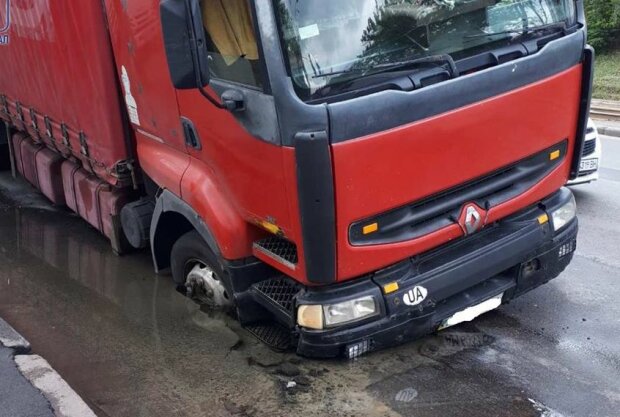 В центре Киева фура рухнула под землю: дорога не выдержала