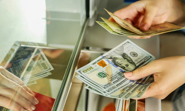 Долар падає, а євро злетіло: валюту почали продавати за новим курсом
