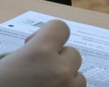 Зеленский подписал закон об отмене ЗНО для абитуриентов из ОРДЛО. Фото: сркиншот YouTube