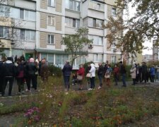 В Киеве показали километровую толпу на ПЦР-тесты: очередь занимали ночью, а о масках забыли