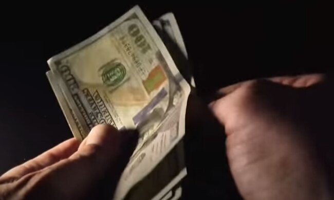 Долари. Фото: скріншот YouTube-відео