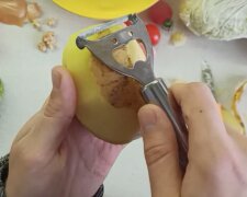 Чистим картошку. Фото: YouTube