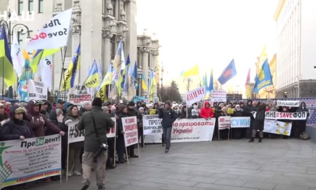 Главное за 19 февраля: осада Офиса президента, Зеленский в больнице, телефонные звонки дороже, лишние выходные весной, налог на банковские карты