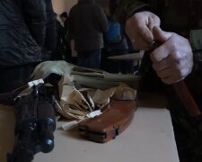 Роздача зброї українцям. Фото: скріншот YouTube-відео