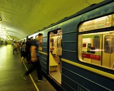 ЧП в Киевском метро: поезд разворотил парню голову, лежит на платформе