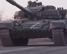 Російські окупанти на своїй техніці. Фото: скріншот YouTube-відео