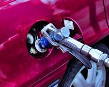 Заправка автомобиля газом. Фото: скриншот YouTube
