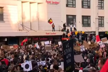 Протесты против расизма в США охватили Австралию. Фото: скриншот YouTube