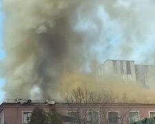 В окупованому Донецьку горіла будівля прокуратури. Фото: скрін Telegram-відео