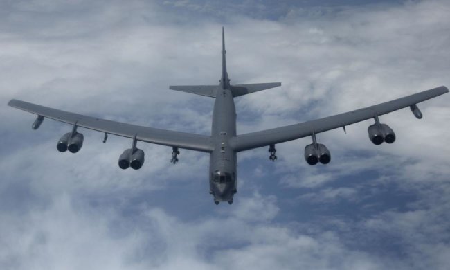 Бомбардировщик США "нанес" авиаудар по военной базе РФ в Калининграде