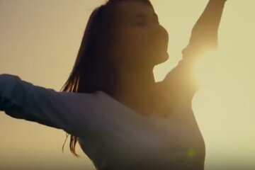 Девушка. Фото: скриншот YouTube-видео