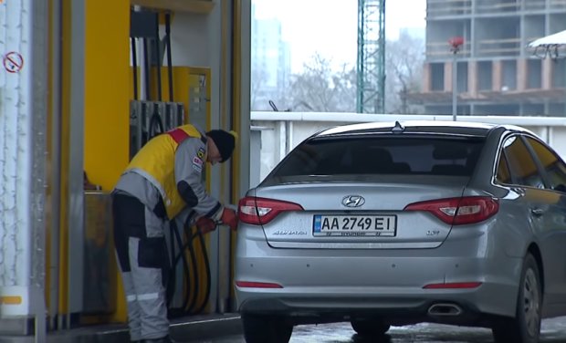 В Украине обрушились цены на топливо. Фото: youtube