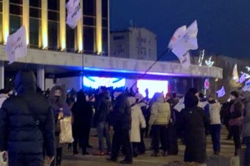 Митинг у Дворца "Украина". Фото: скриншот YouTube