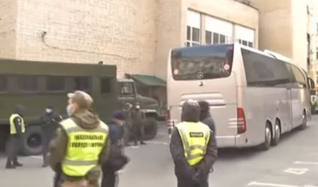 Эвакуированные в отеле. Фото: скриншот YouTube